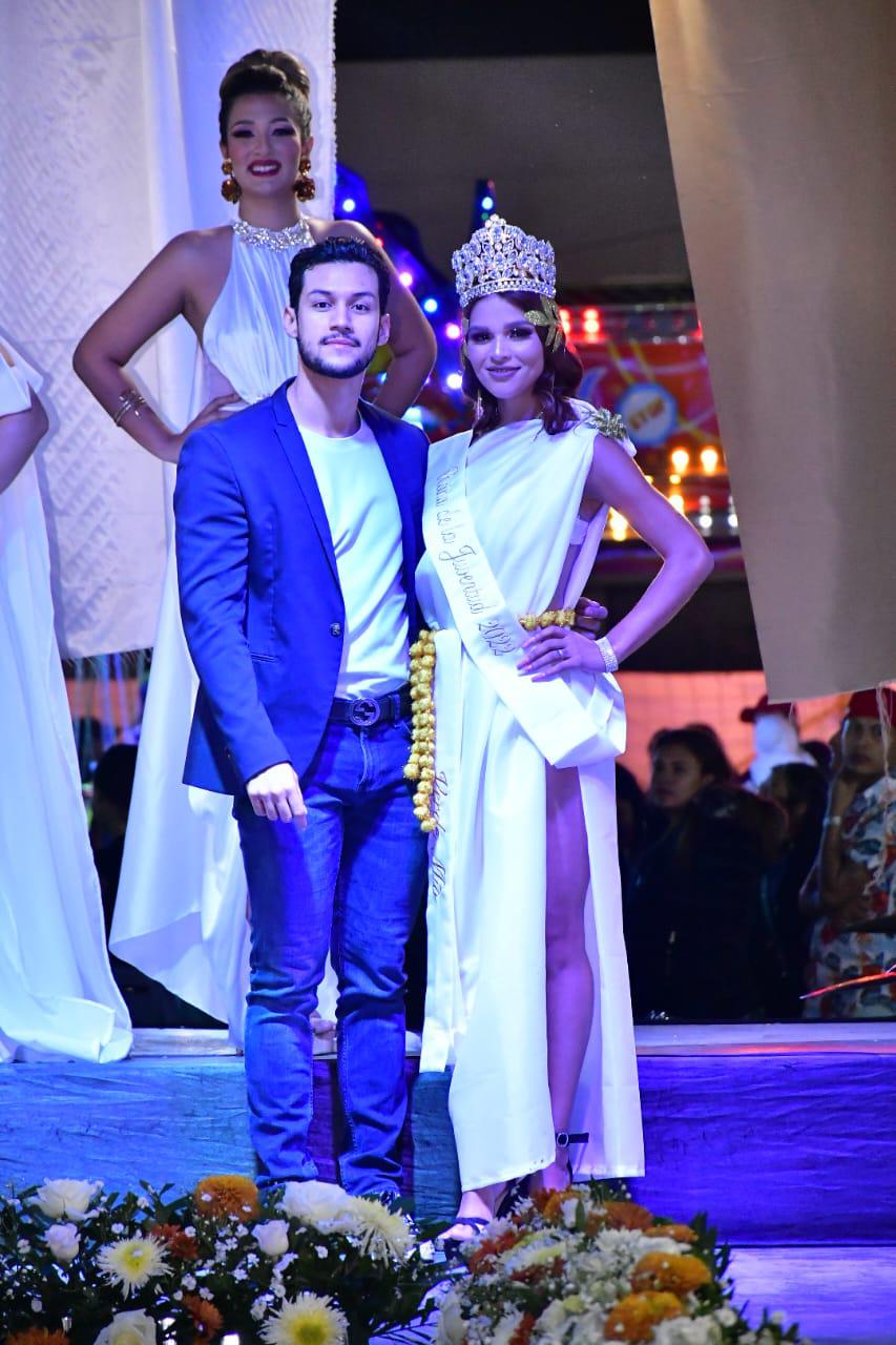 $!Rosalinda Camacho Guerrero, Reina de la Juventud, fue coronada por el presidente de Canaco Joven, Jesús Rafael Sandoval Castro.