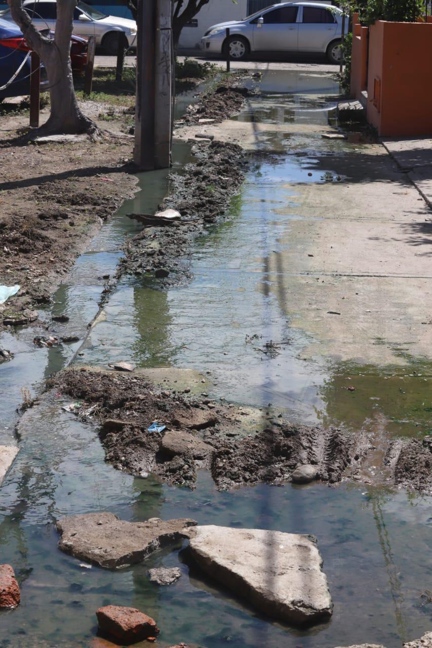 $!Malos olores, contaminación y hasta pérdida de energía, sufren vecinos del Jabalíes por una fuga de aguas negras