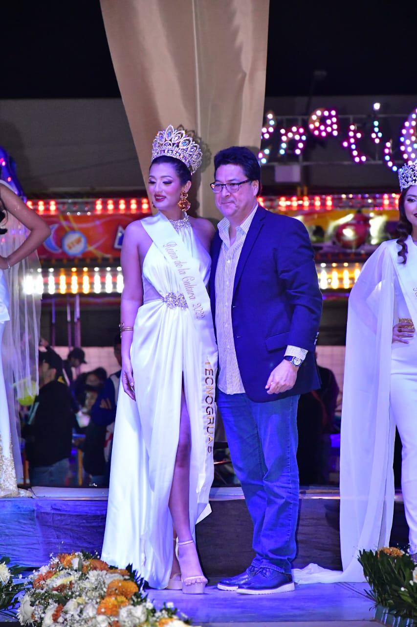 $!María Monserrat Zamudio Peinado, es la Reina de la Cultura y recibió la corona de manos del presidente de Canaco Servytur Sinaloa Sur, Roberto Lem González.