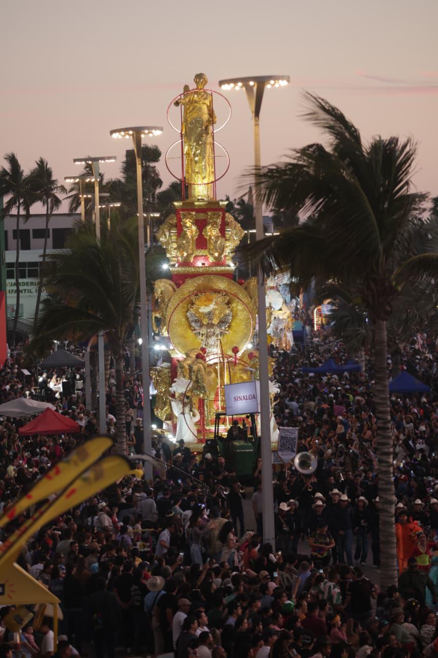 $!Mazatlán se rebeló al miedo por medio de la diversión: el desfile y su comunión con la libertad