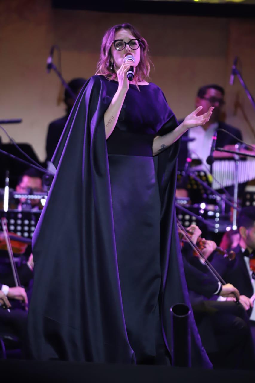 $!La cantante Denisse Gutiérrez entre las invitadas del tenor, aquí interpretando la pieza Quizás, quizás.