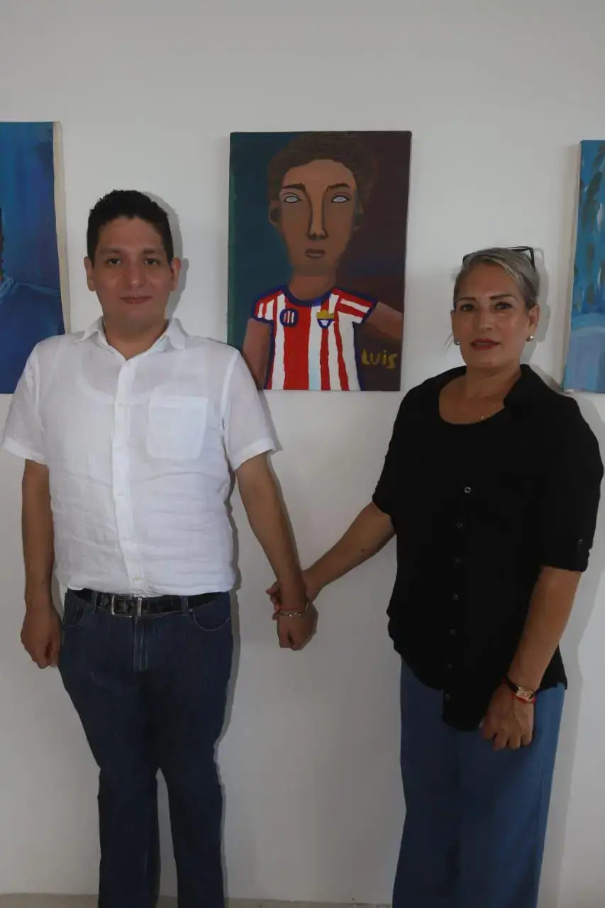 $!Luis Enrique junto a su mamá Leticia Mariscal en una de las exposiciones que ha participado.