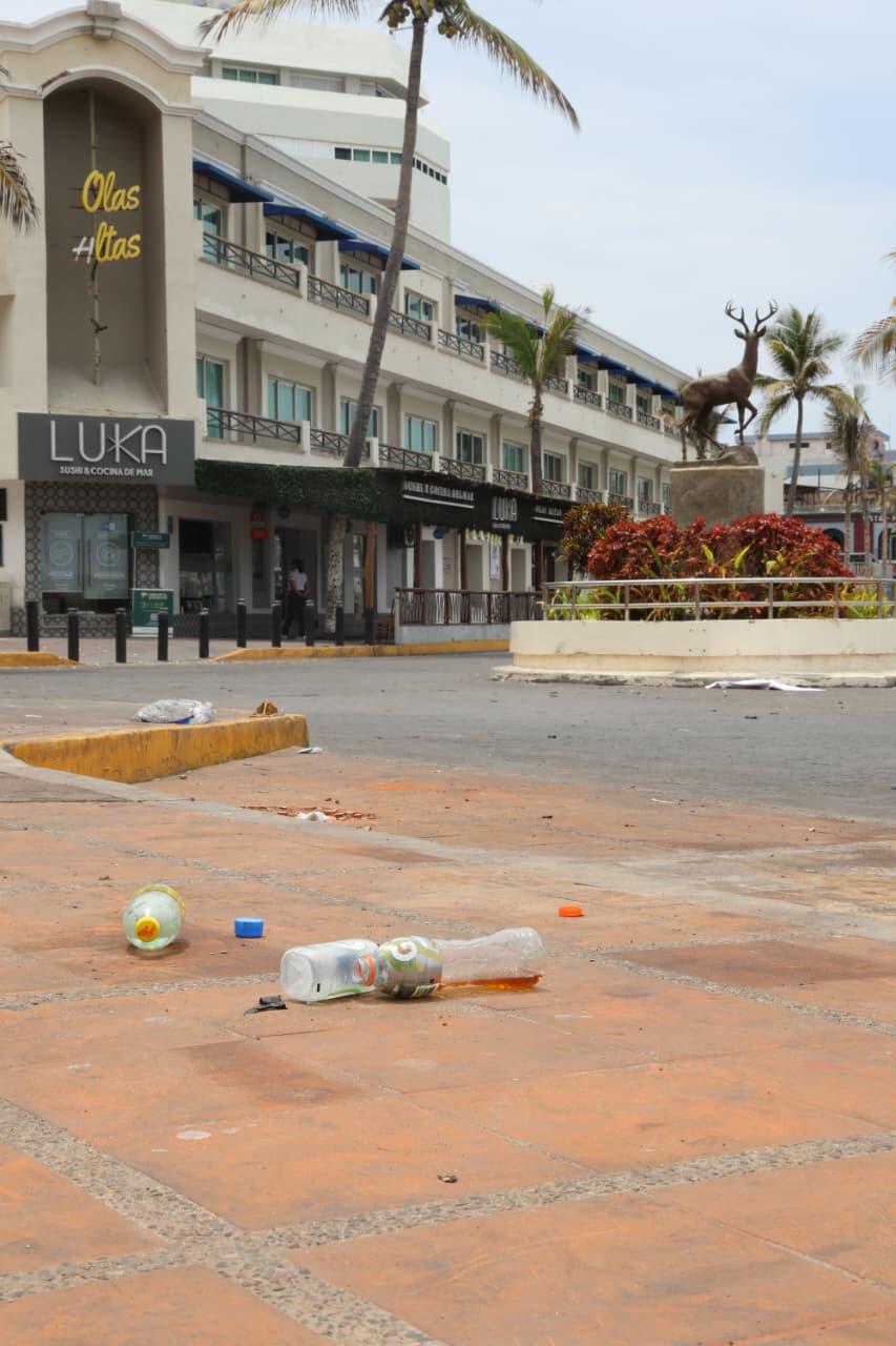 $!Olas Altas amanece con basura tras la ‘Fiesta del Futbol’ en Mazatlán