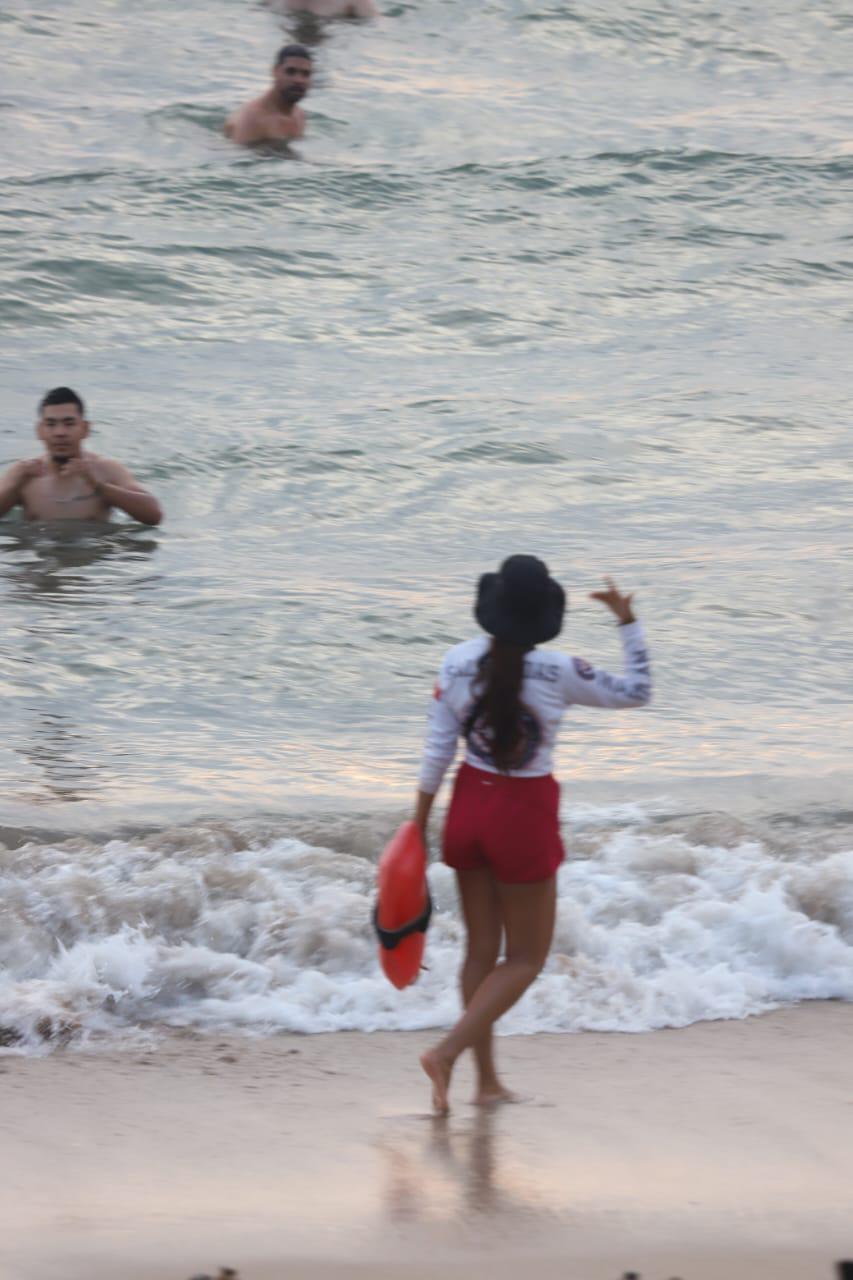 $!En un esfuerzo coordinado, salvavidas marcan la hora para salir del agua del mar en Mazatlán