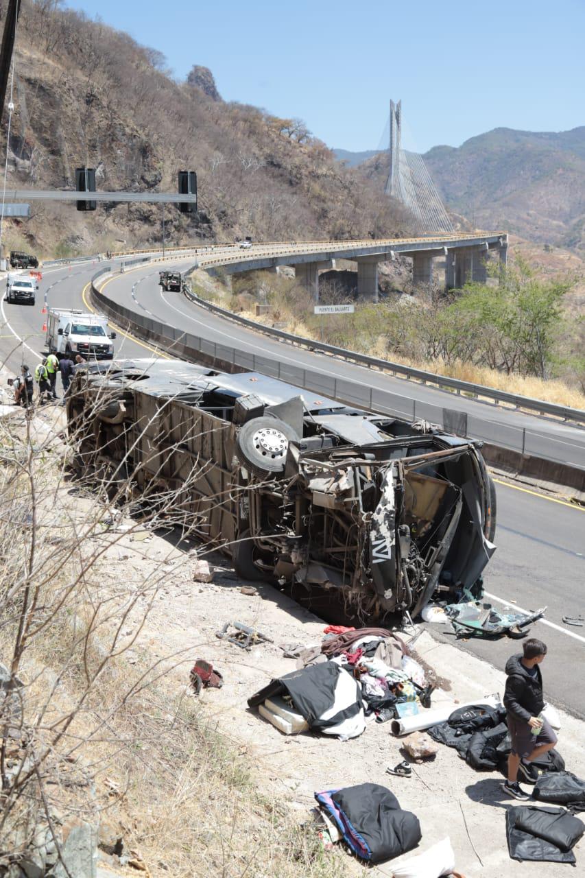 $!La unidad quedó volcada a un costado del camino se desconocen aún las causas del accidente.