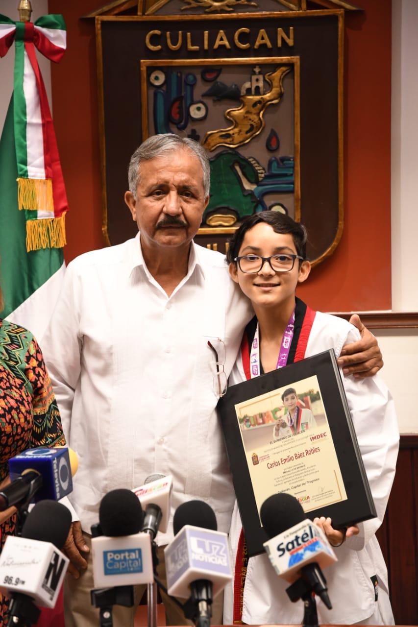 $!Carlos Emilio Báez recibe reconocimiento por su bronce en los Juegos Mundiales Escolares