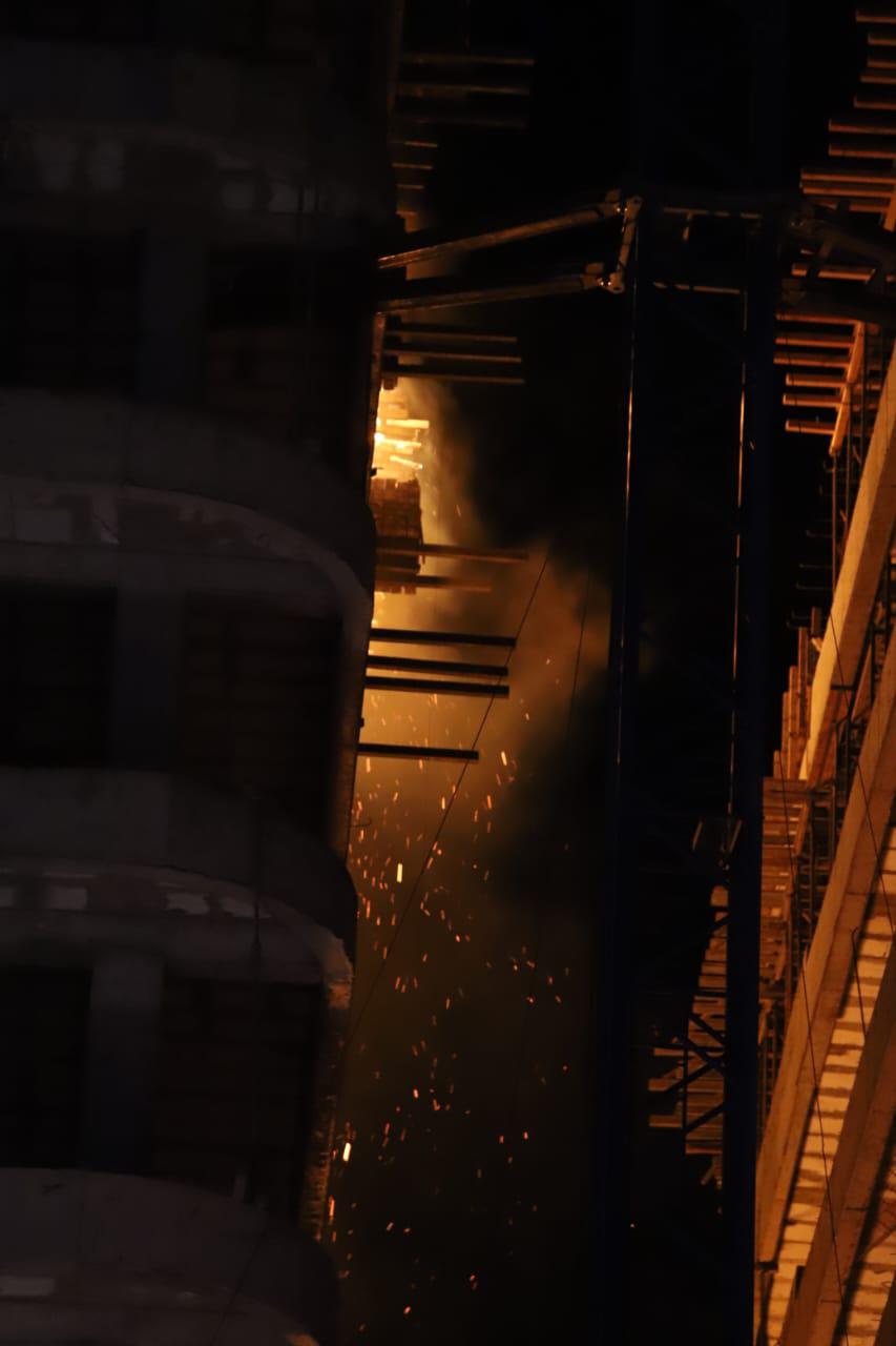 $!Se incendia piso 12 de torre en construcción en Playa Brujas, en Mazatlán; ven riesgo de colapso