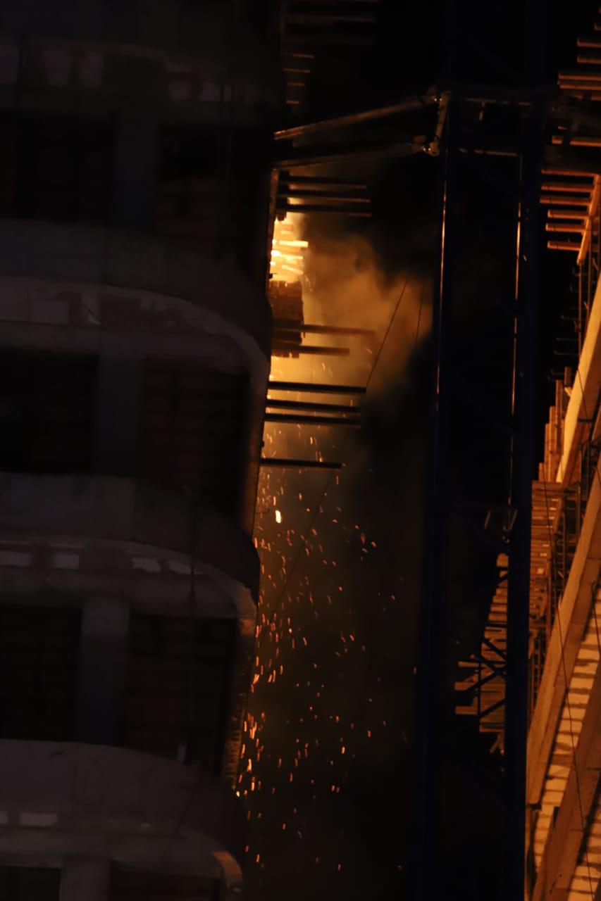 $!Se incendia piso 12 de torre en construcción en Playa Brujas, en Mazatlán; ven riesgo de colapso