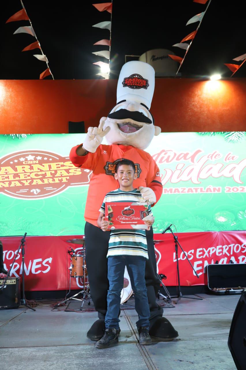 $!Juan Felipe Fausto con su tablet.