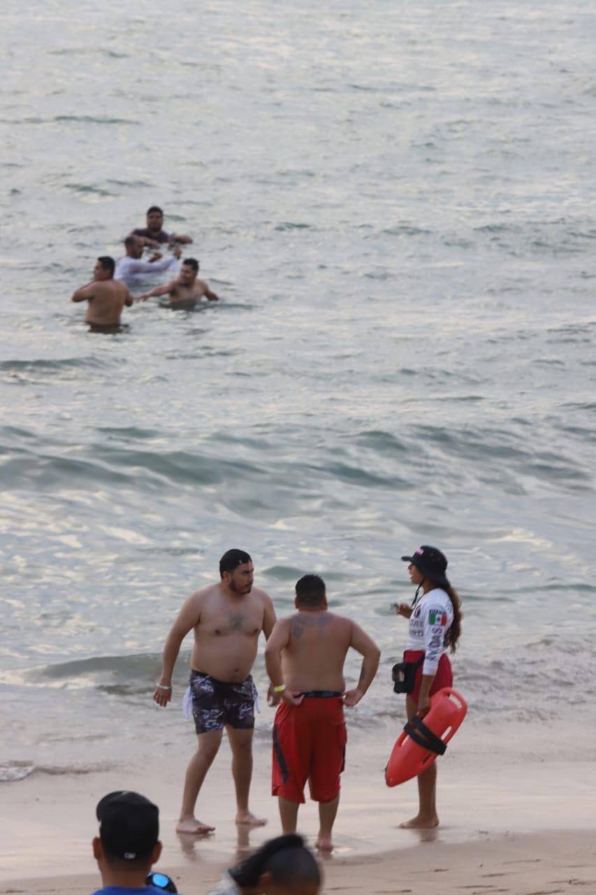 $!En un esfuerzo coordinado, salvavidas marcan la hora para salir del agua del mar en Mazatlán