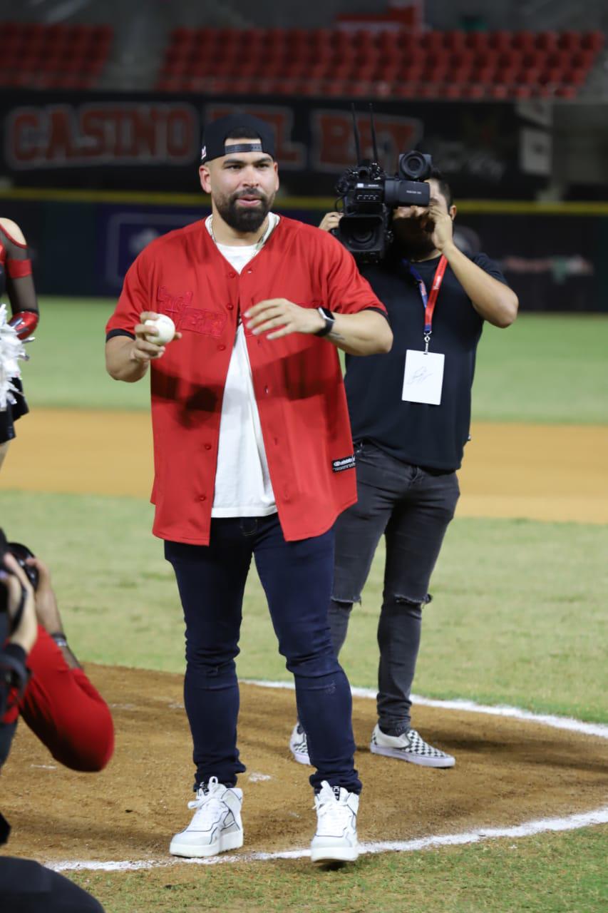 $!José Urquidy lanza la primera bola en el juego Venados-Sultanes