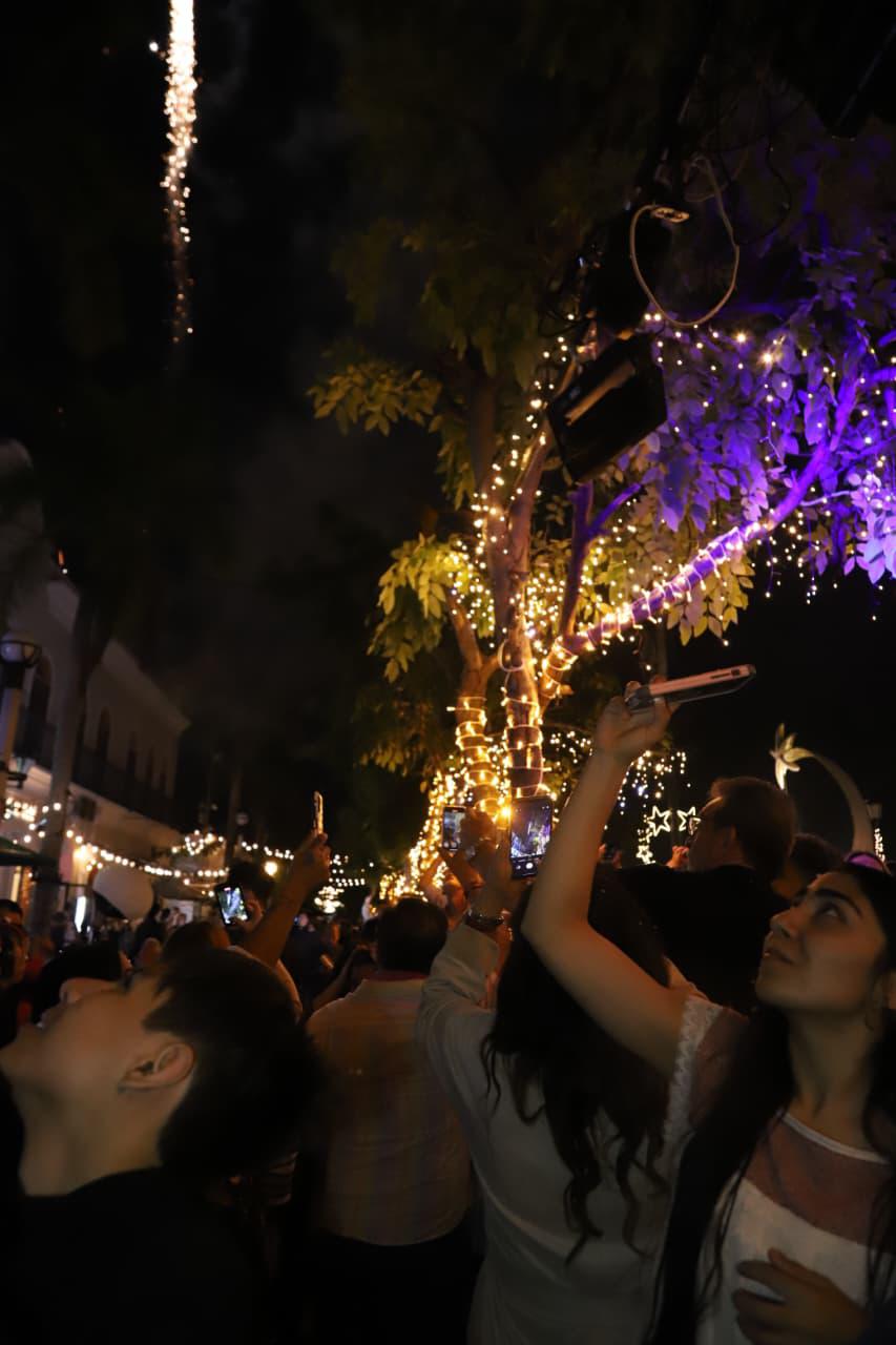 $!Llega la magia de la Navidad a Mazatlán con el encendido del pino y la iluminación en la Plazuela Machado