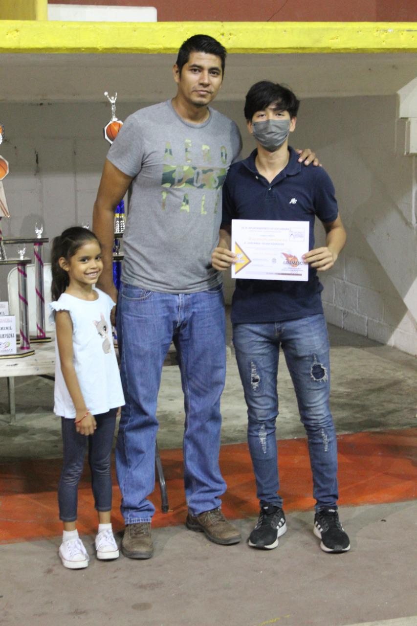 $!Mariscos Los Tapos se corona en el baloncesto de Segunda Fuerza de Escuinapa