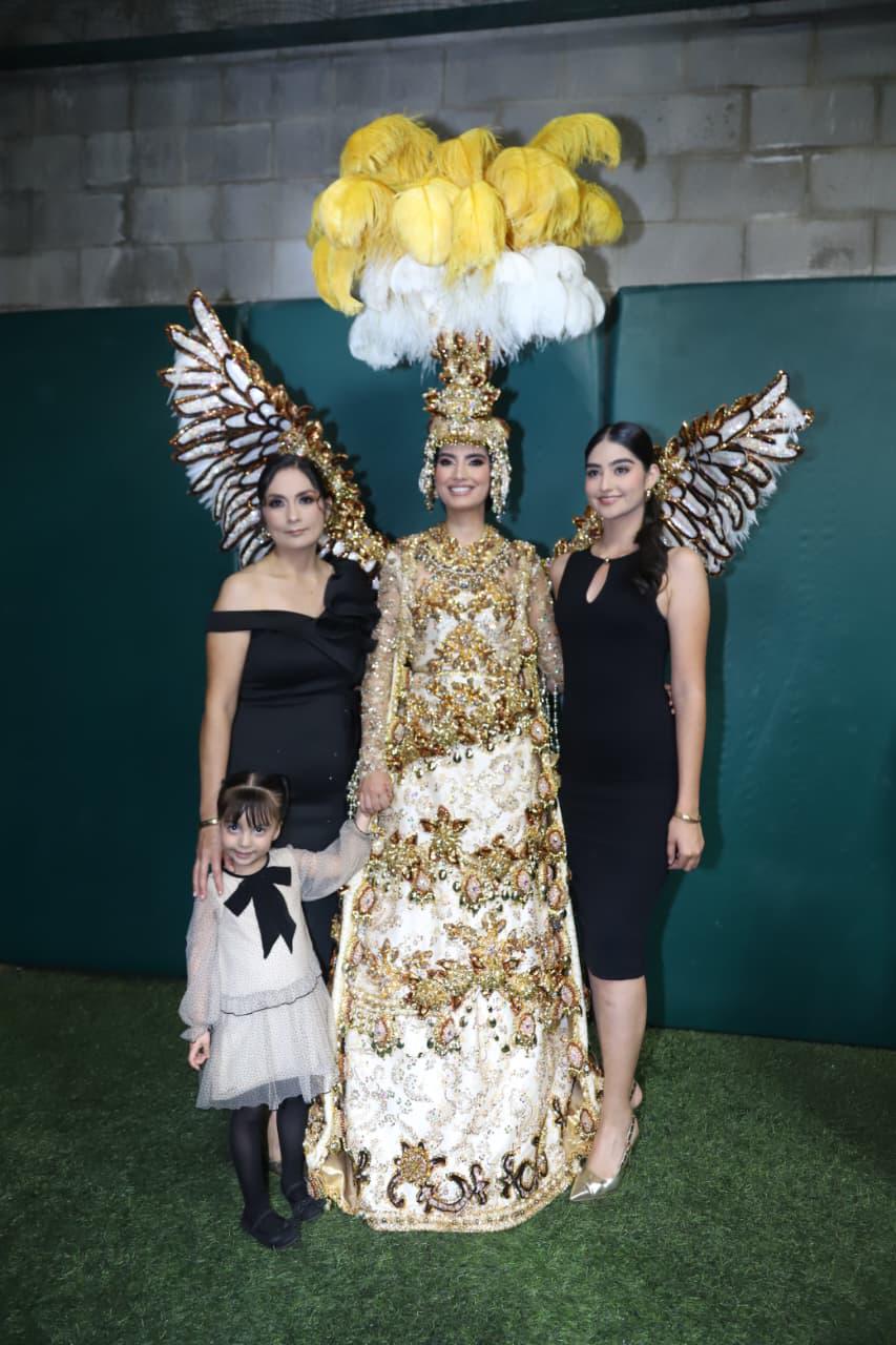 $!Anahí entre su mamá Ariana Aguilar y Paloma y Mariana Estrada.