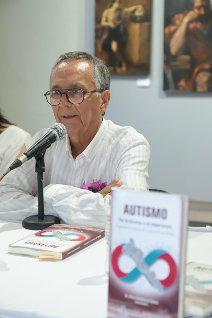 $!El maestro Arturo Santamaría Gómez presenta el libro Autismo: De la bruma a la esperanza. Diagnóstico y avances de su atención en Sinaloa.