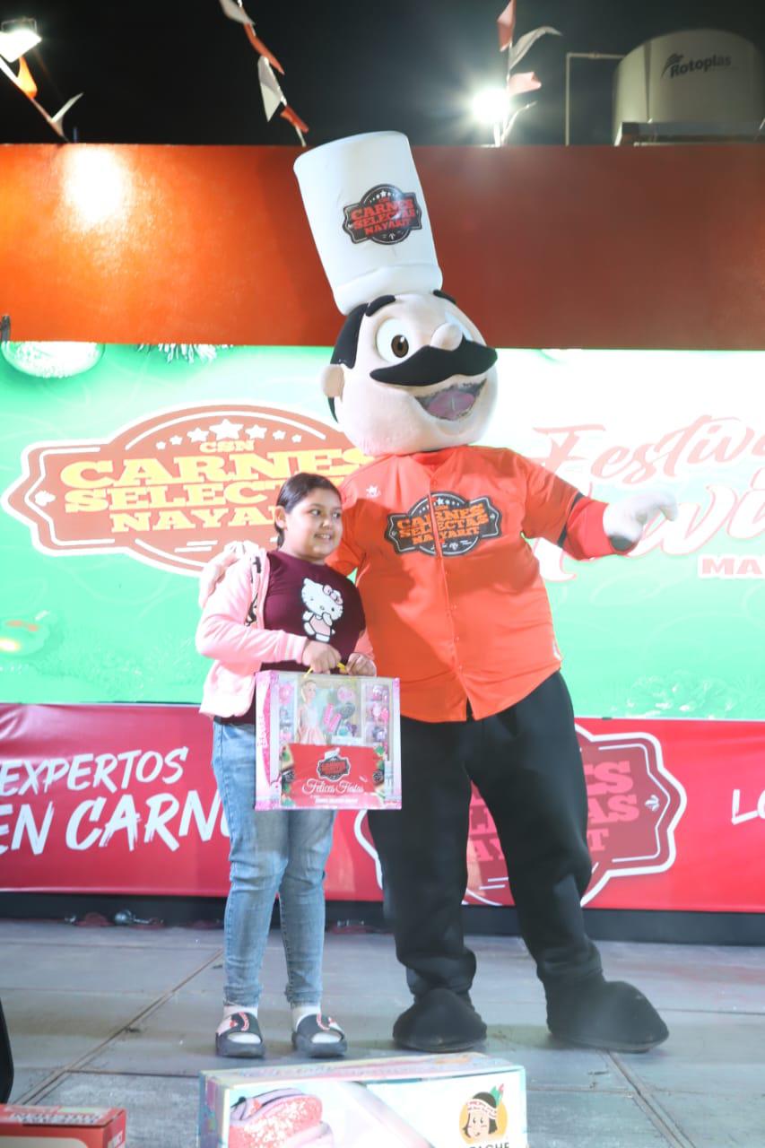 $!Nicole Millán ganadora de un regalo aquí con Don Selecto.