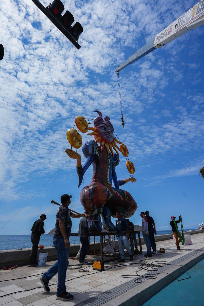 $!Colaboradores del Instituto de Cultura realizaron la colocación de los monigotes.