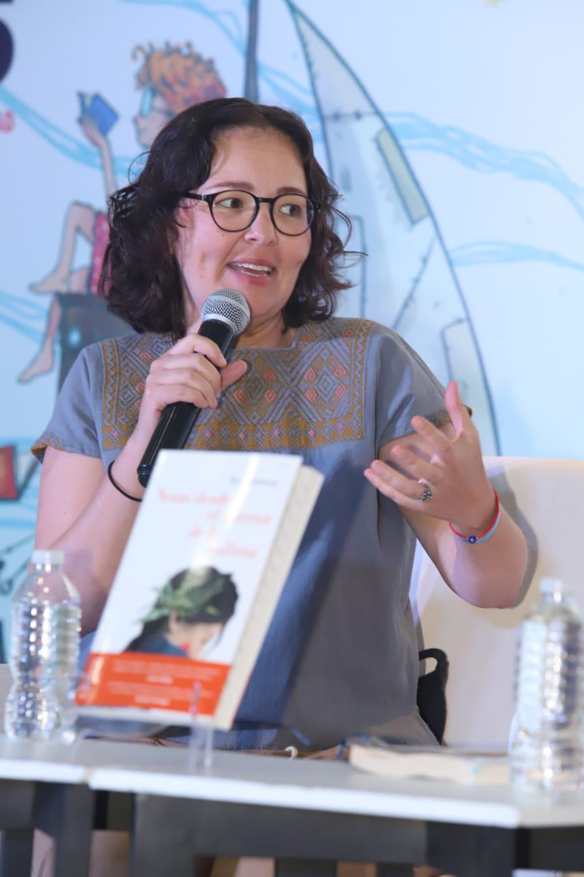 $!Ave Barrera dijo estar muy contenta de presentar su obra ante los universitarios mazatlecos.