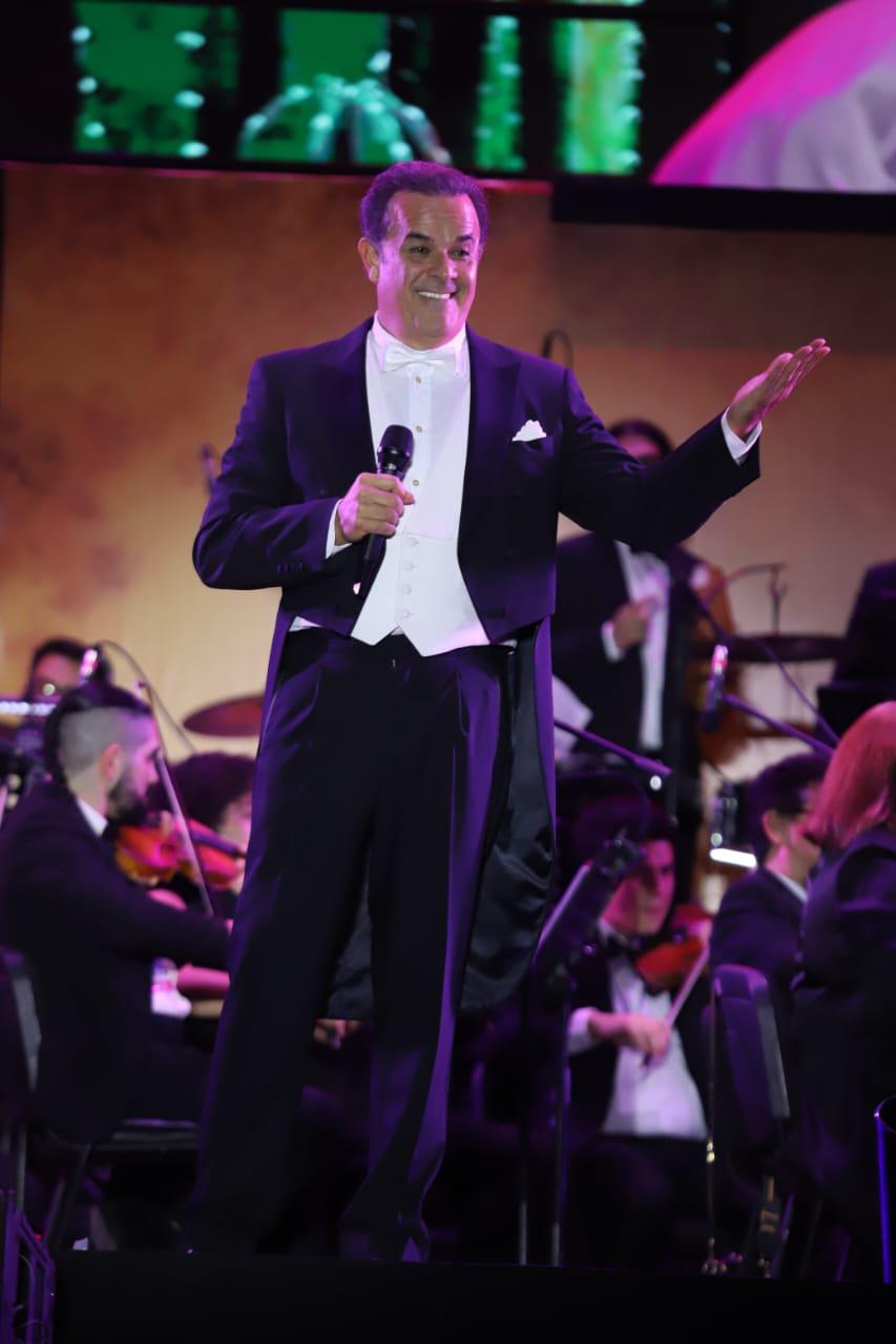 $!Fernando de la Mora cautiva con su voz a los miles de mazatlecos que se reunieron en el Teodoro Mariscal.