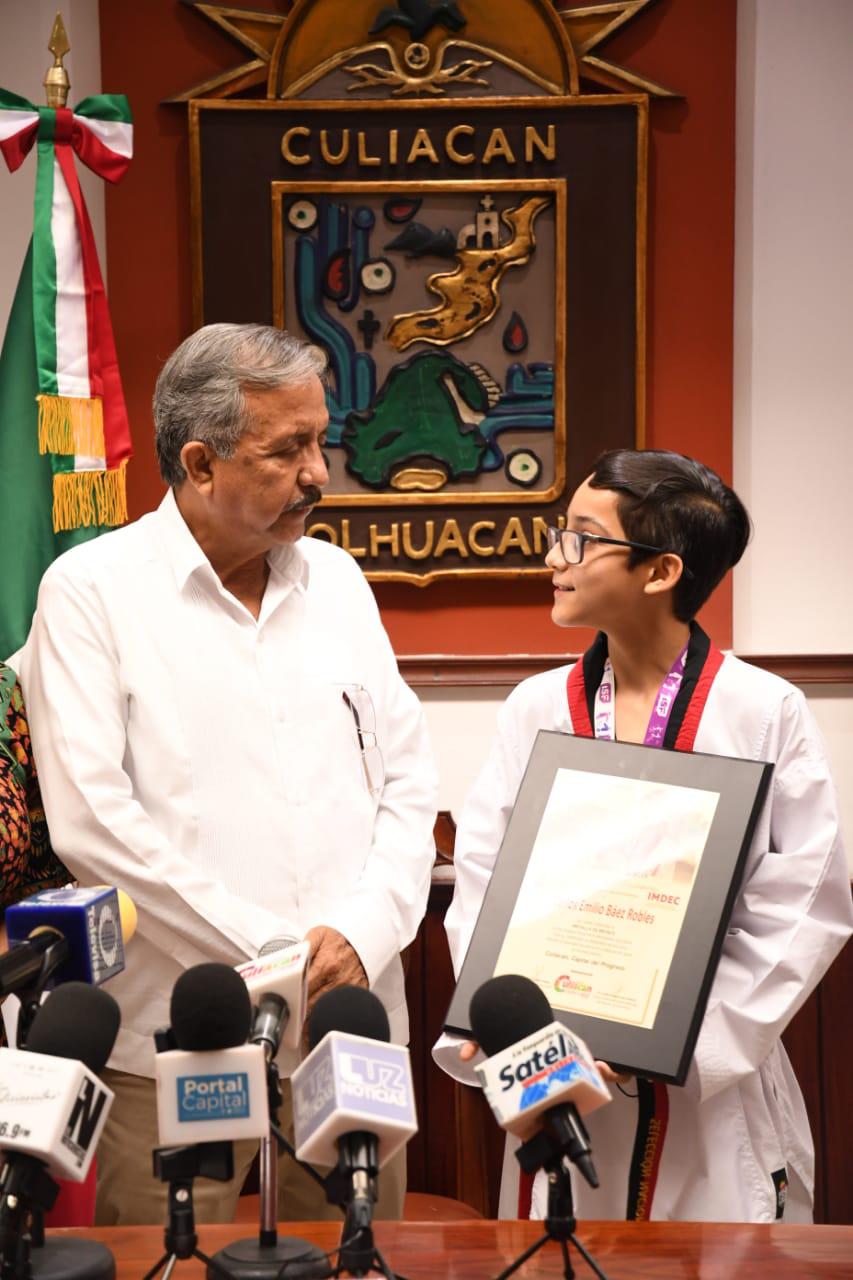 $!Carlos Emilio Báez recibe reconocimiento por su bronce en los Juegos Mundiales Escolares