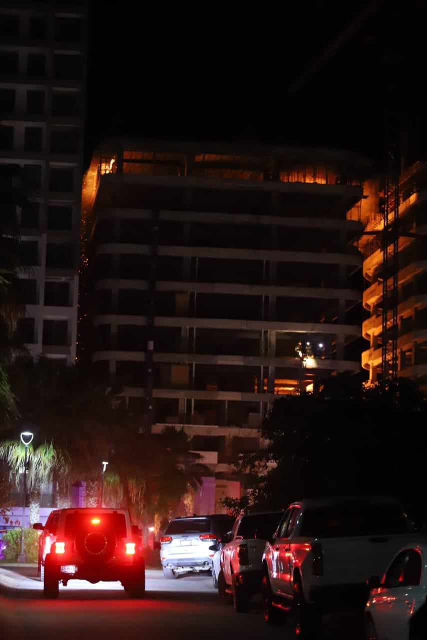 $!Se incendia piso 12 de torre en construcción en Playa Brujas, en Mazatlán; ven riesgo de colapso