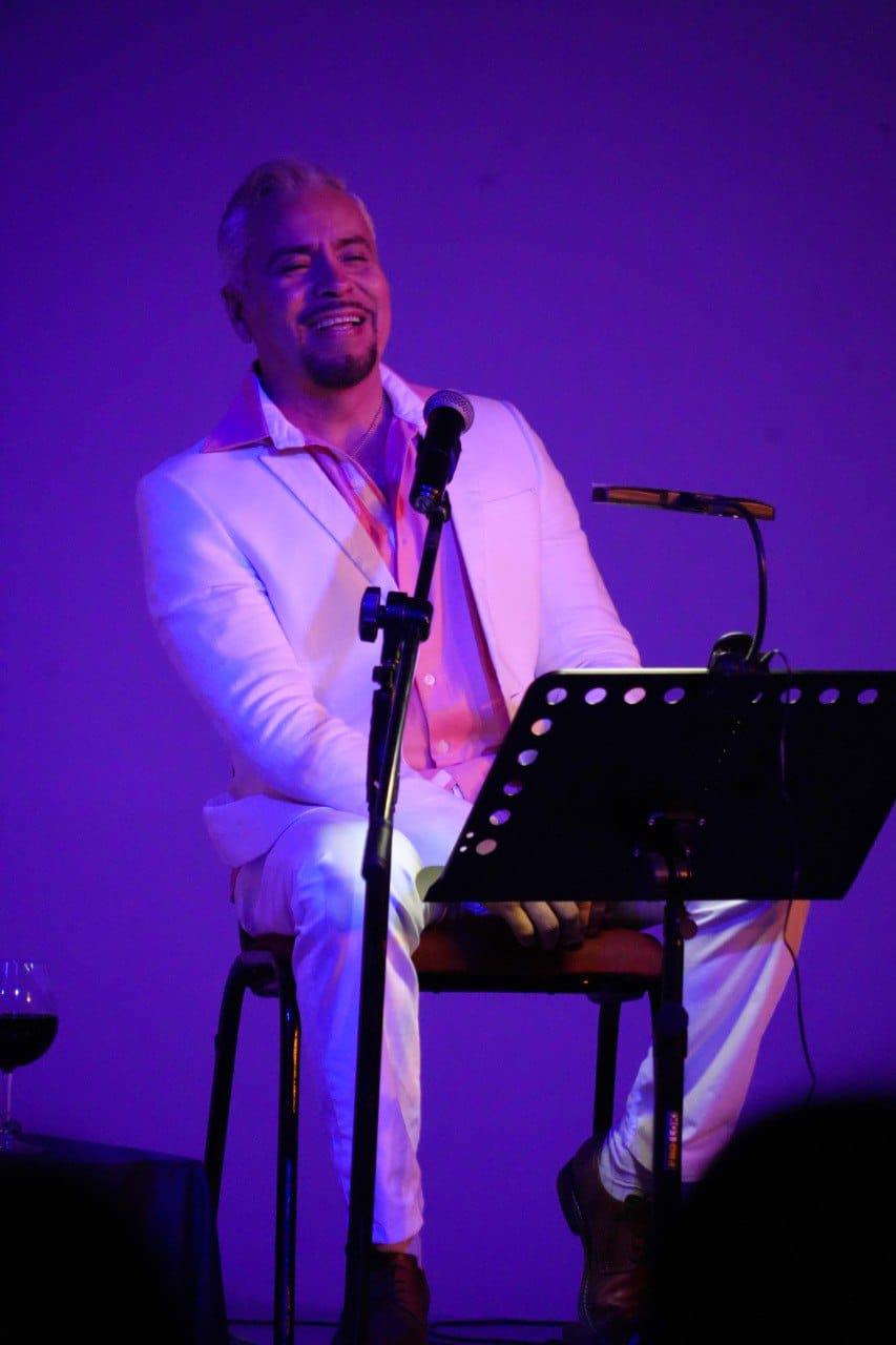 $!El protagonista rindió un homenaje a los artistas gruperos que fueron la sensación en la década de los 70, 80, 90 y más.