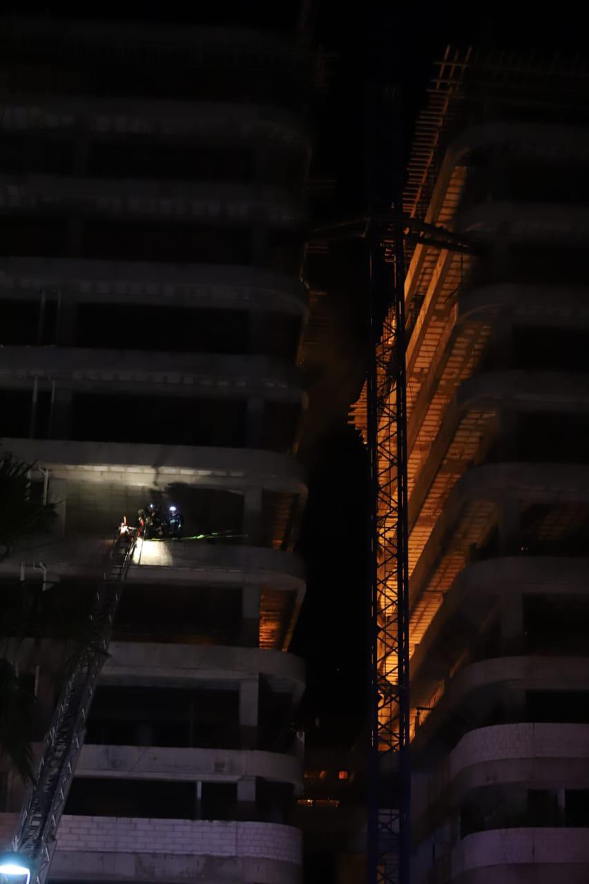 $!Se incendia piso 12 de torre en construcción en Playa Brujas, en Mazatlán; ven riesgo de colapso