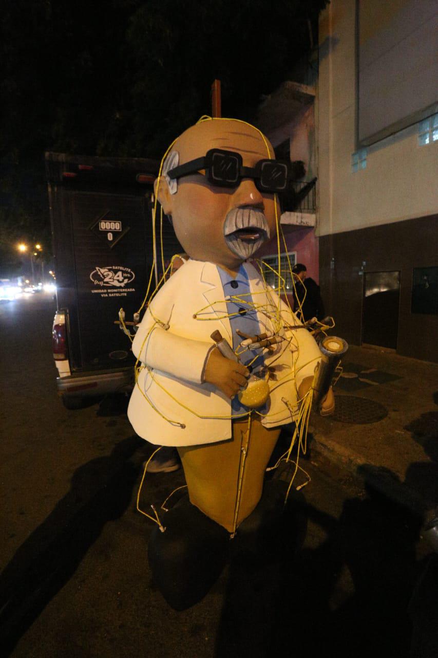 $!Arderá esta noche la figura de ‘El Químico’ en Quema de Mal Humor