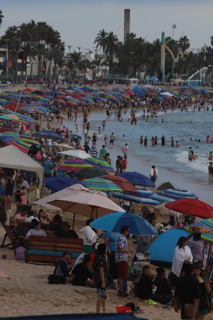$!#FOTOS | Así fueron los últimos minutos en las playas de Mazatlán este Sábado Santo