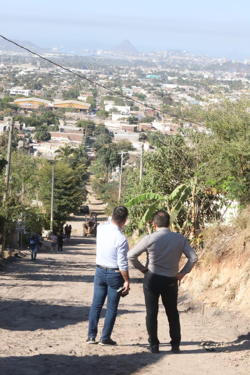 $!La pavimentación en calle De las Rosas en Lomas del Ébano concluirá en mes y medio