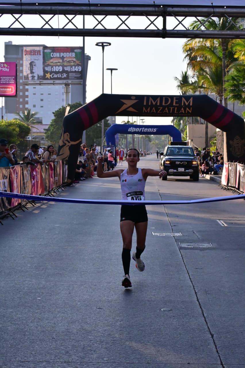 $!Olímpico Juan Luis Barrios conquista el Medio Maratón Mazatlán