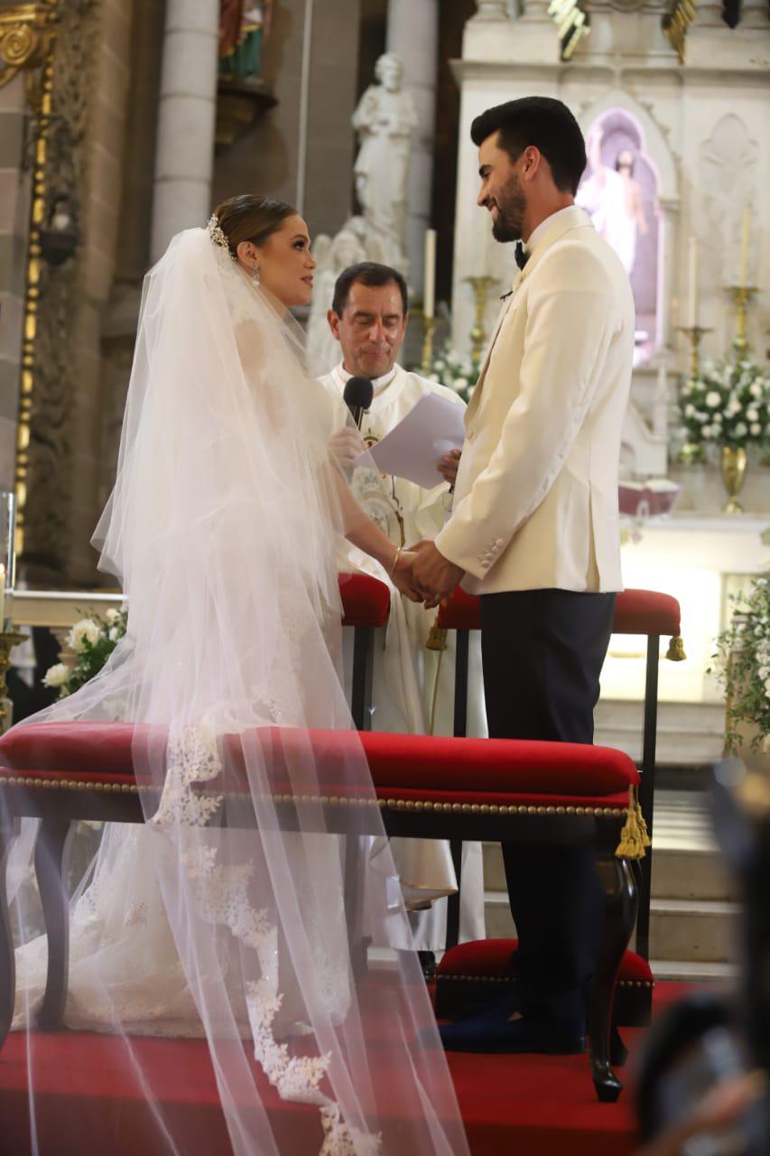 $!Ana Sofía Ley y Quirino Ordaz Fuentes se dan el sí ante el altar