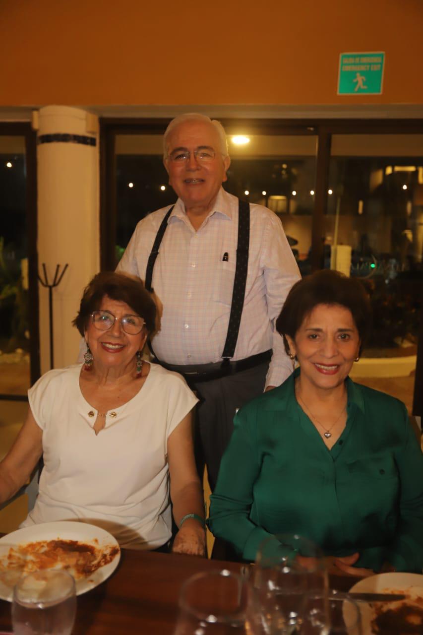 $!José Manuel Magallón, Irma de Magallón y Nancy de Larsen.