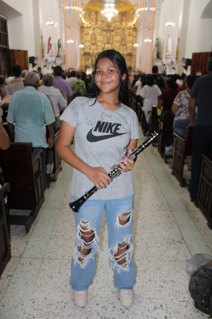$!Con solo 13 años, Dafne toca el clarinete en una banda sinaloense
