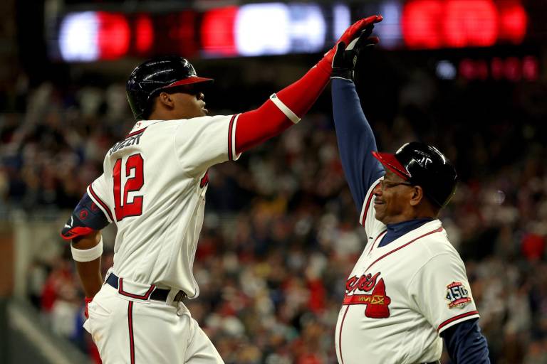 Jonrones ponen a Bravos de Atlanta a un paso del título de la Serie Mundial