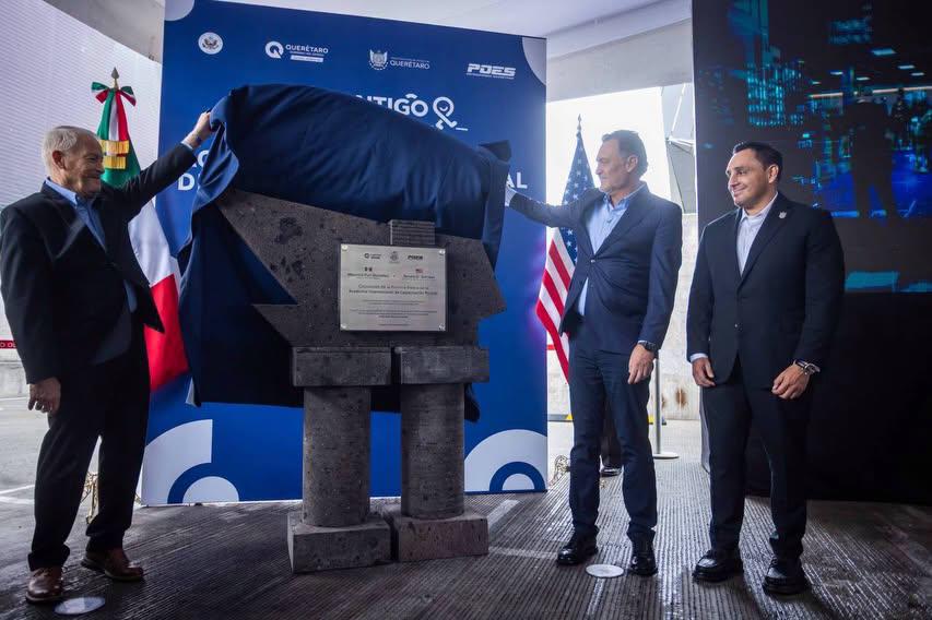$!Ronald Johnson, Embajador de Estados Unidos en México, y Mauricio Kuri, Gobernador de Querétaro, encabezaron la ceremonia de colocación de la primera piedra de la Primera Piedra de la Academia Internacional de Capacitación Policial.