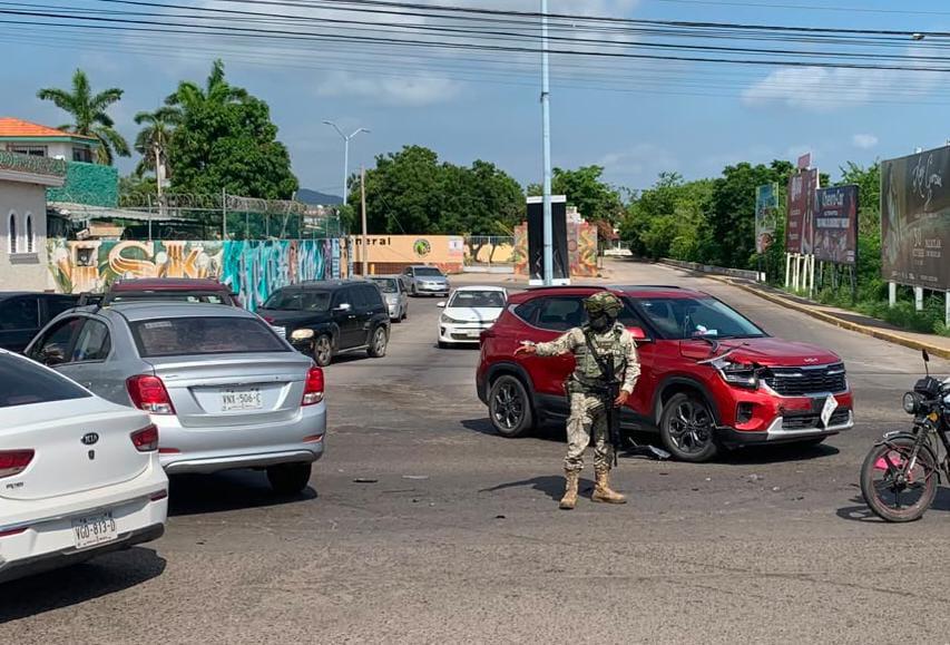 $!Choque múltiple altera circulación vial en crucero de la carretera Internacional en Mazatlán