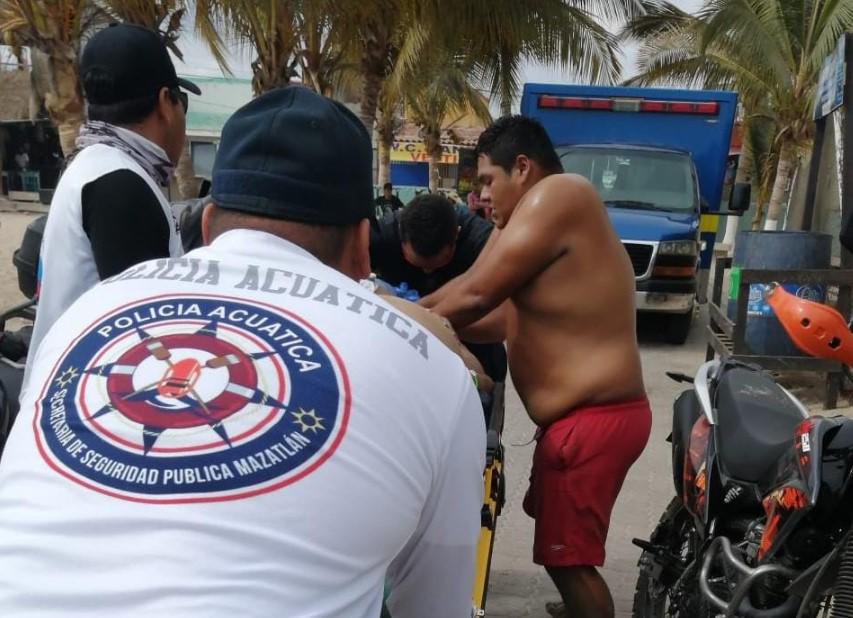 Muere turista tras ser rescatado de la playa en Mazatlán