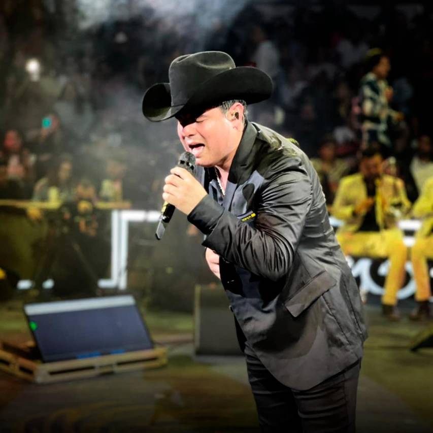 El cantante de banda Alfredo Olivas se ‘confiesa’ con sus fans y juega