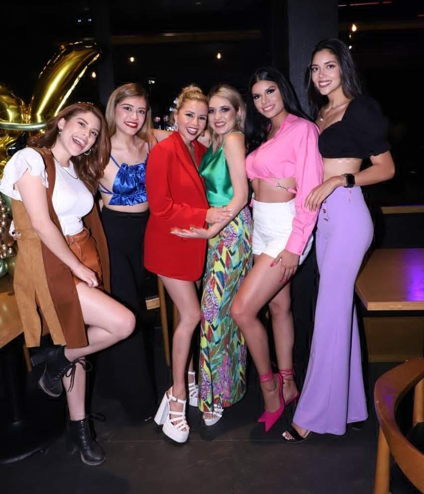 $!La cumpleañera entre Ana Karenn Espinoza, Dania Trujillo, Ivanna Matamoros, Arantza Molina y Carolina Pérez.
