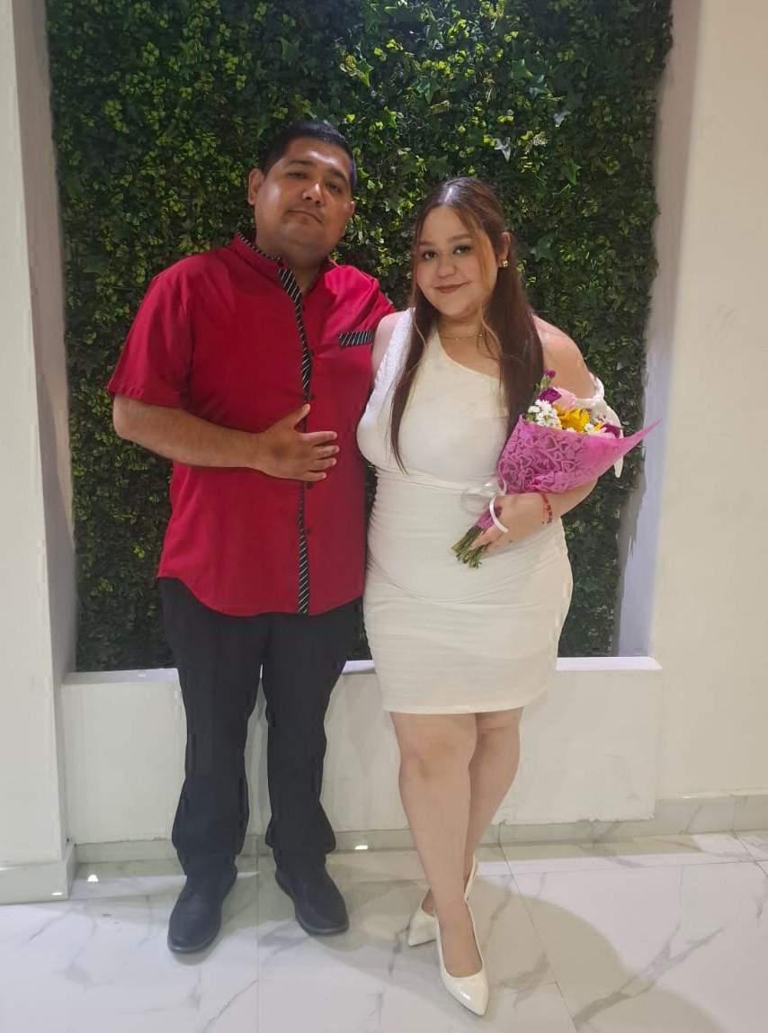 $!La pareja protagoniza una emotiva velada al formalizar su petición de mano.
