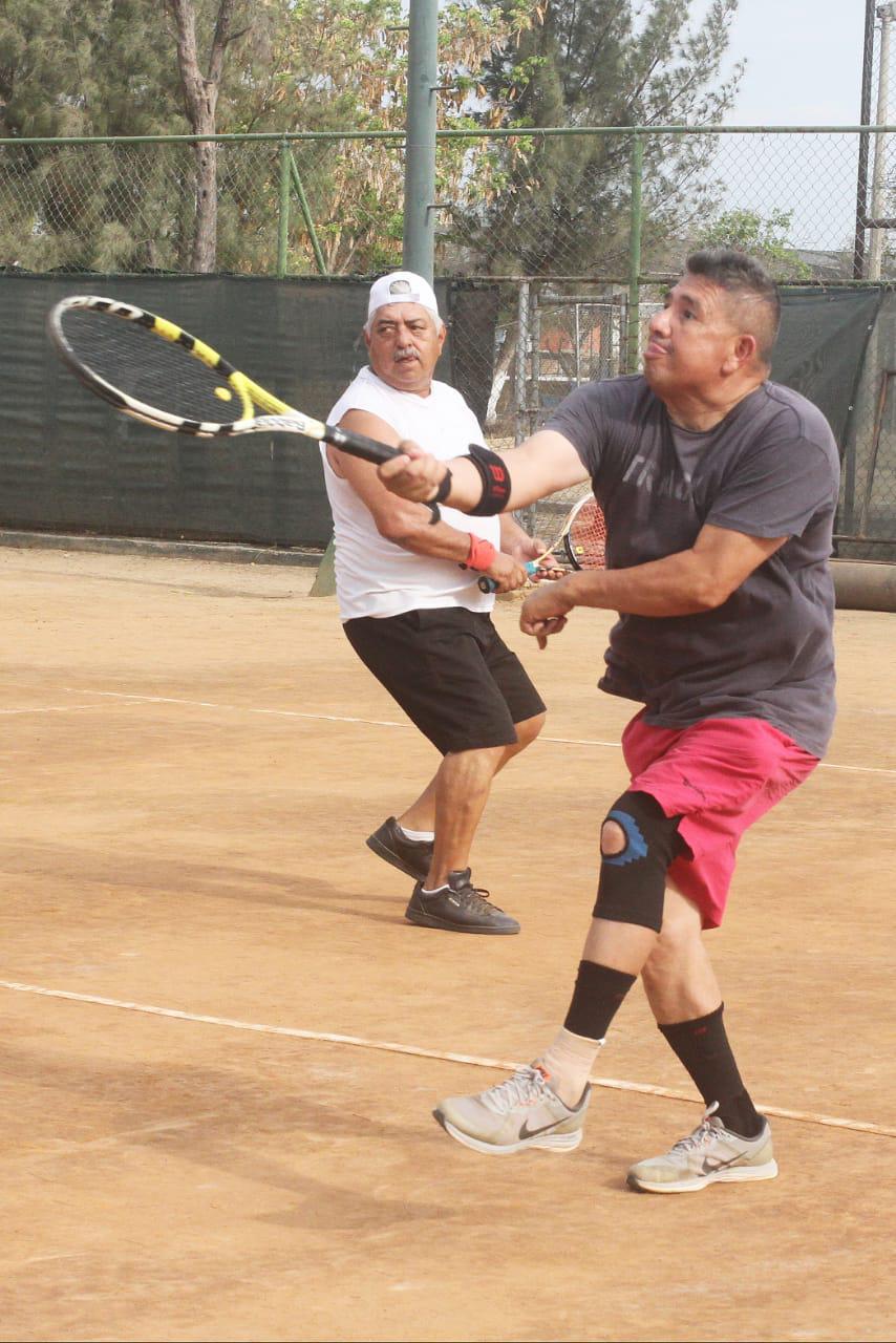 $!Mantienen Herrera y Sánchez su paso invicto en el Torneo de Tenis del Día del Padre