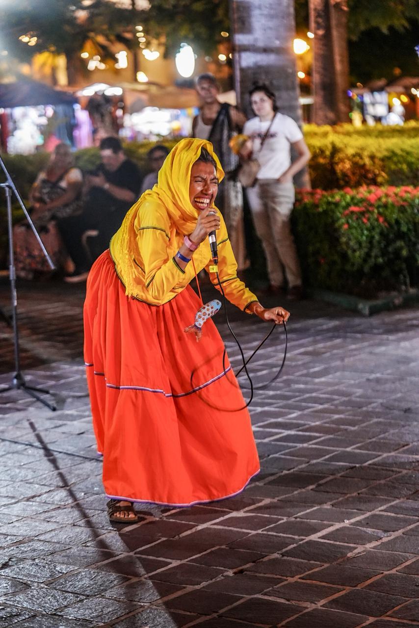 $!El cierre del festival convocó a un público diverso que se reunió alrededor del kiosco de la Plazuela Machado .