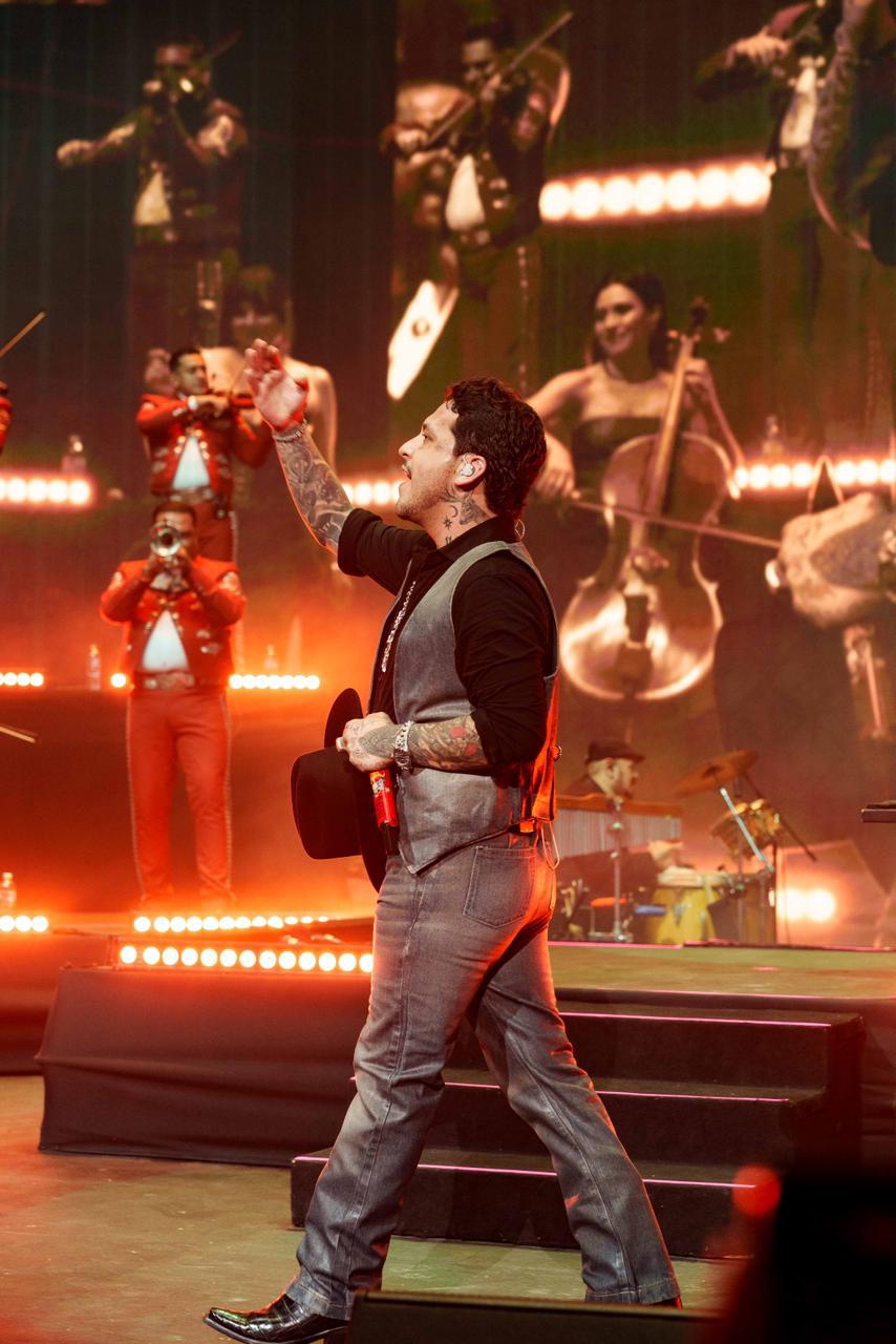 $!El cantante mexicano reunió a miles de asistentes que corearon sus principales éxitos durante el concierto realizado en República Dominicana.