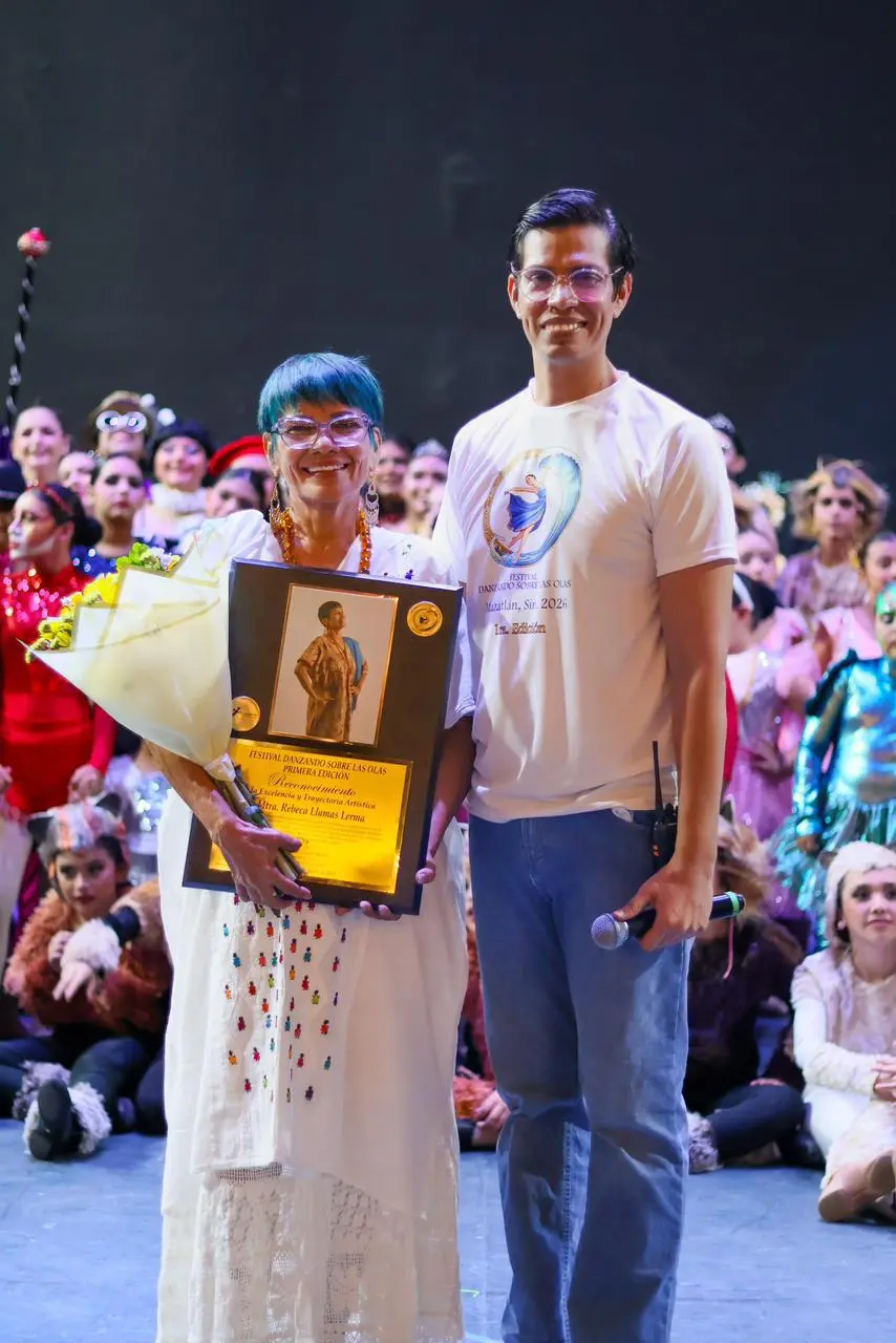 $!Rebeca Llamas recibió un reconocimiento por 53 años de trayectoria como bailarina.