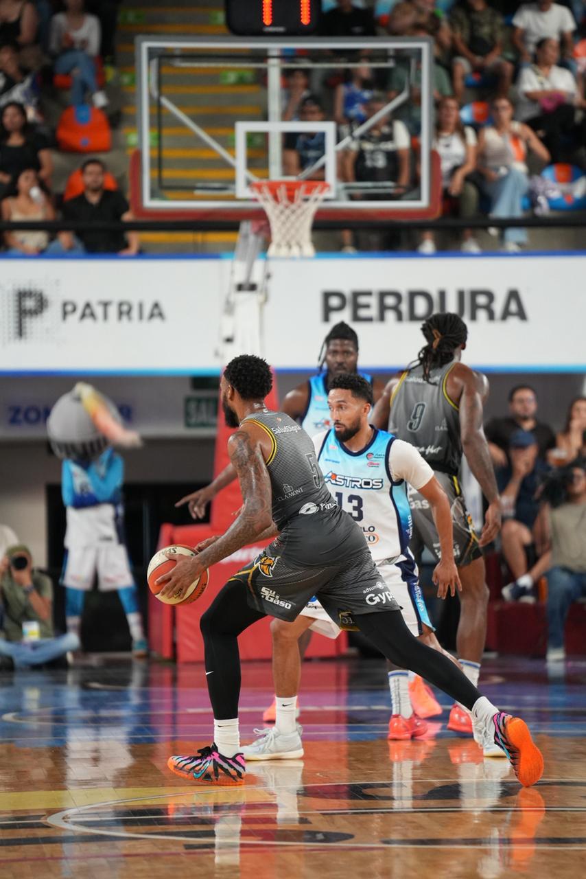 $!Caballeros de Culiacán sorprende al campeón y pega primero en los playoffs