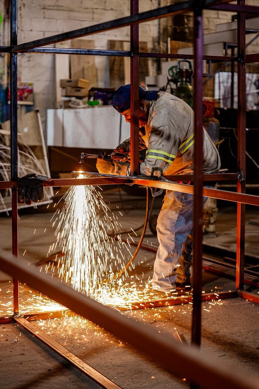 $!Equipo de más de 35 personas trabaja en la construcción de los ocho carros alegóricos a cargo de Jorge Osuna para el Carnaval 2026.
