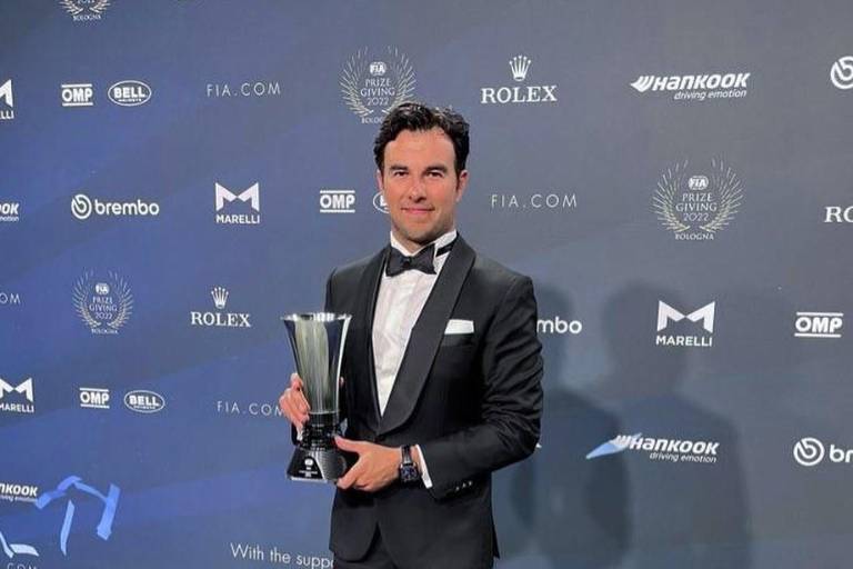 Checo Pérez es premiado en la gala de la FIA