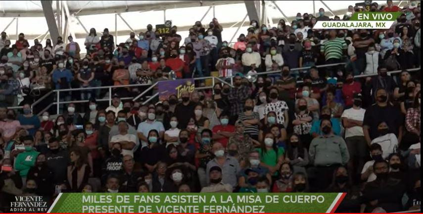 $!En misa de cuerpo presente, despiden familia y miles de fans a Vicente Fernández