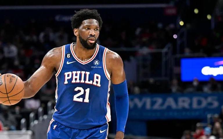Joel Embiid anota 41 puntos en su retorno tras lesión de rodilla